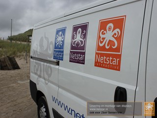 Netstar heeft montage van SenseView display bij strandpaviljoen WOEST geregeld!